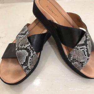 Womens Vionic black and snake sandal 11